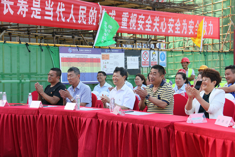 市总工会“劳动者之歌?共同的家园”慰问演出走进中建联合(图1)