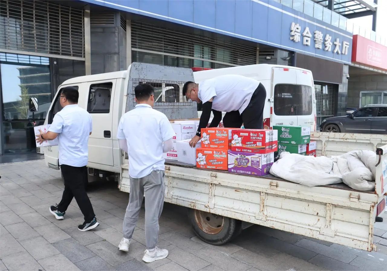 致敬一线 | 青岛中建联合集团有限公司工会为交警同志“送清凉”(图2) 致敬一线 | 青岛中建联合集团有限公司工会为交警同志“送清凉”(图2)