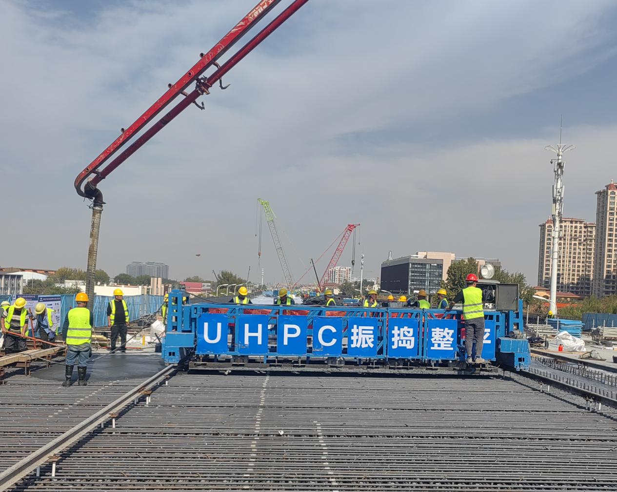 科技赋能 | 中建联合实现UHPC新型科技材料在重庆路快速路工程成功应用(图1)